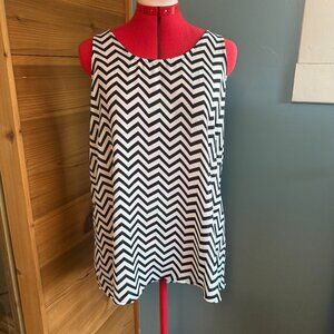 Misia Black and White Chevron Patterned Sleeveless Top - L